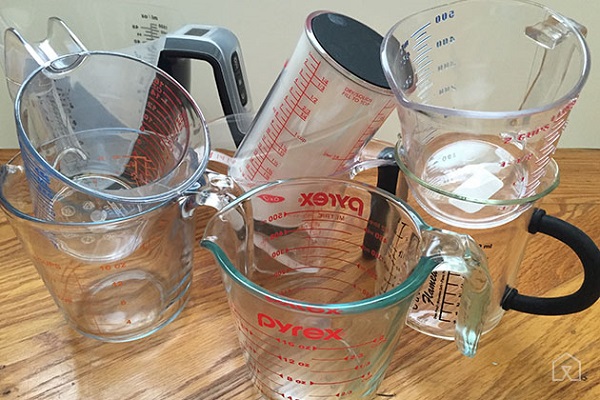 cooking mistakes - using liquid measuring cup for dry ingredients