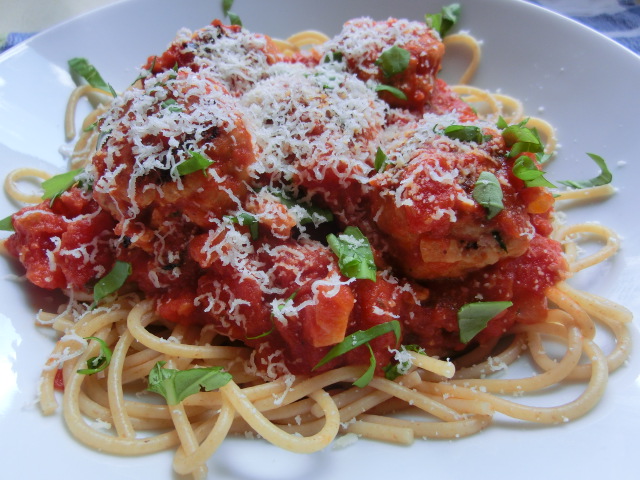 Turkey meatballs with wholewheat spaghetti | ExpatWomanFood.com