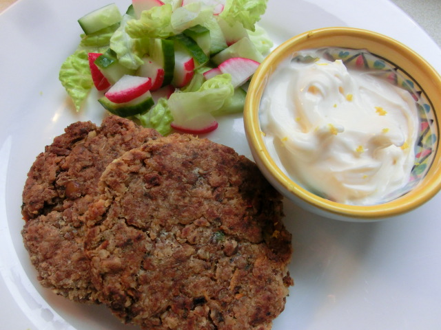 Spicy lentil and walnut patties with lemon mayonna