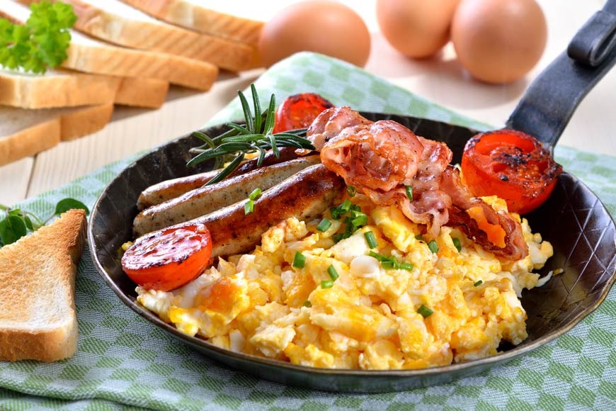 Creamy Scrambled Eggs with Sausages Creamy Scrambled Eggs with Sausages