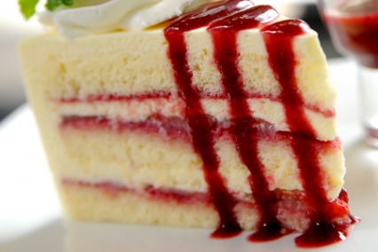 White Chocolate and Strawberry Cake